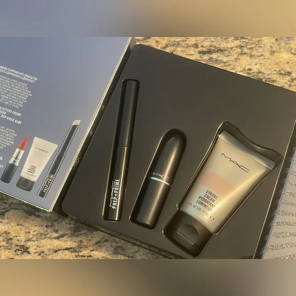 MAC Cosmetics
MAC Run the Show Kit - Picture 2 of 5